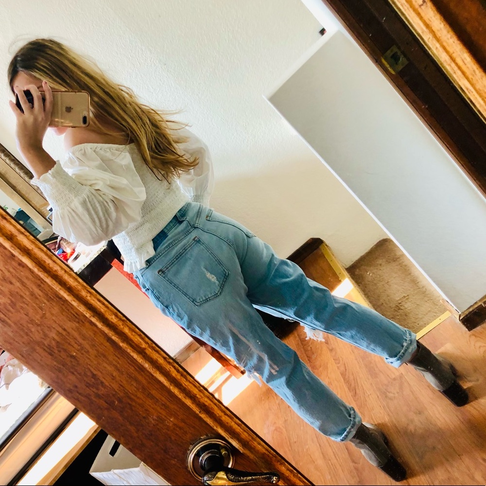 🍑☀️A&F HIGH RISE MOM JEAN LIGHT WASH 4/27 short